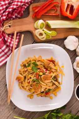 Bami goreng beyaz tabak sebze ile.