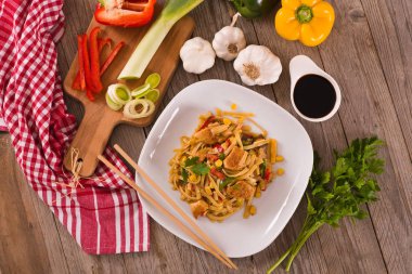 Bami goreng beyaz tabak sebze ile.