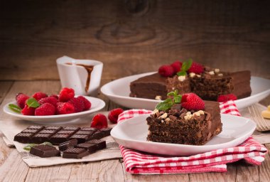 Çikolatalı Kek Ahududu üzerinde beyaz çanak ile.