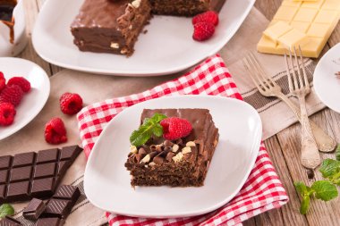 Çikolatalı Kek Ahududu üzerinde beyaz çanak ile.