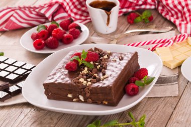 Çikolatalı Kek Ahududu üzerinde beyaz çanak ile.