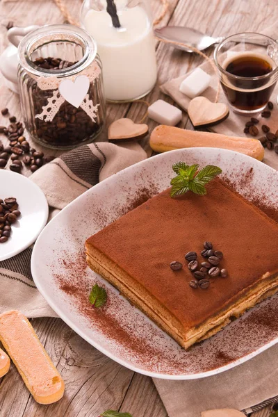 Torta Tiramisù Con Chicco Caffè Piatto Bianco — Foto Stock