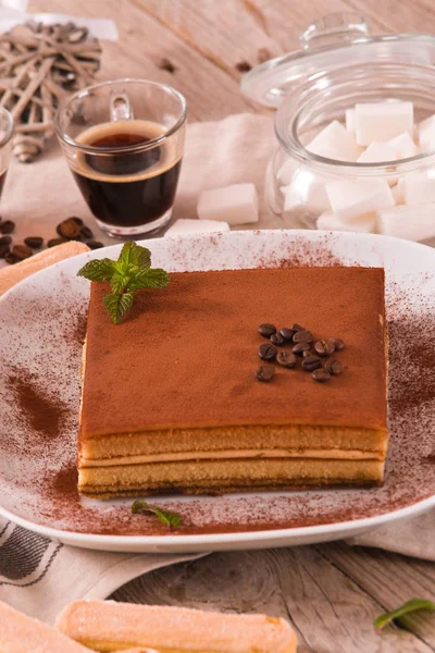 접시에 곁들인 티라미수 케이크 — 스톡 사진