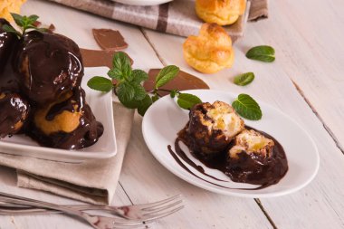 Krem şanti ile Çikolata profiteroles.