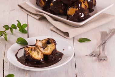 Krem şanti ile Çikolata profiteroles.