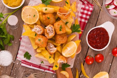 Balık ve cips kesme tahtası üzerinde.