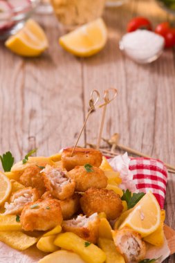 Balık ve cips kesme tahtası üzerinde.