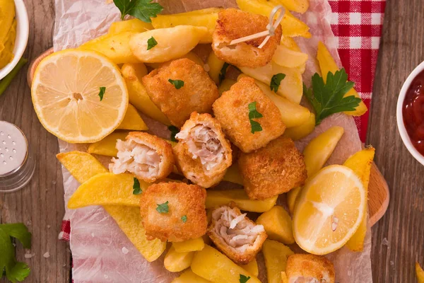 Pesce Patatine Fritte Sul Tagliere — Foto Stock