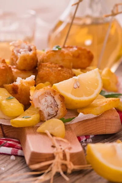 Pesce Patatine Fritte Sul Tagliere — Foto Stock