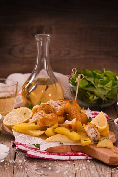 Pesce Patatine Fritte Sul Tagliere — Foto Stock