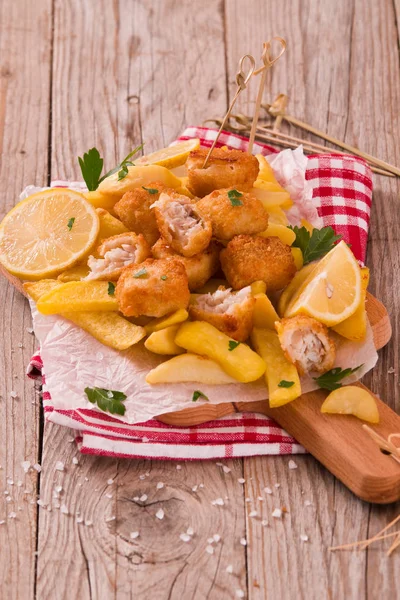 Pesce Patatine Fritte Sul Tagliere — Foto Stock