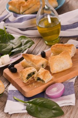 Beyaz peynir ile ıspanak puffs.