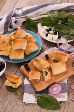 Beyaz peynir ile ıspanak puffs.