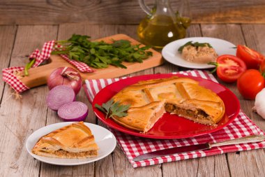 Kırmızı çanak sebze ile İspanyol ton balığı pasta.