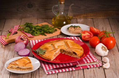 Kırmızı çanak sebze ile İspanyol ton balığı pasta.