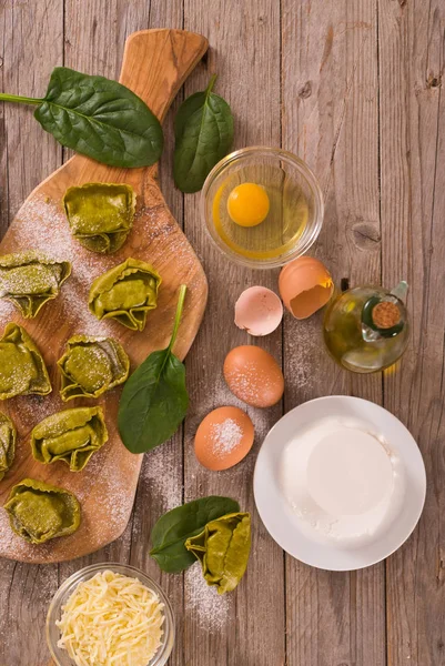 Špenátové Ravioli Sýrem Ricotta Plnění — Stock fotografie