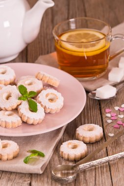 Buzlanma şekeri ile canestrelli bisküvi.