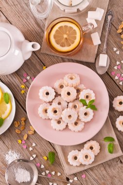 Buzlanma şekeri ile canestrelli bisküvi.