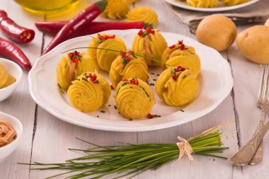 Düşes patates sandviç beyaz çanak üzerinde.