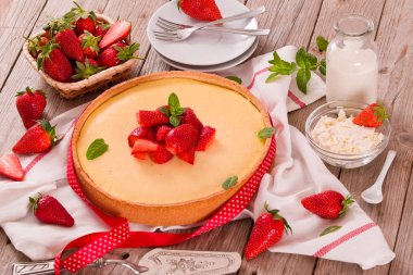 Ahşap masa üzerinde nane ile Çilek cheesecake.