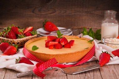 Ahşap masa üzerinde nane ile Çilek cheesecake.