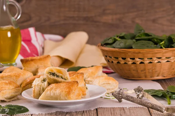 Spinatblätter Mit Feta Käse Auf Holztisch — Stockfoto