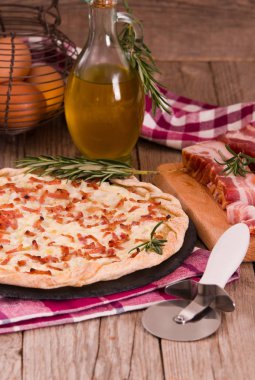 Peynir ve pastırmalı tart..