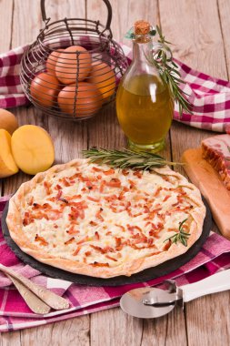 Peynir ve pastırmalı tart..