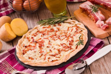 Peynir ve pastırmalı tart..