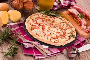 Peynir ve pastırmalı tart..