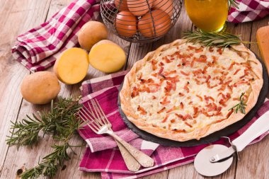 Peynir ve pastırmalı tart..