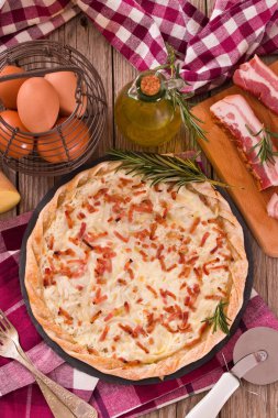 Peynir ve pastırmalı tart..