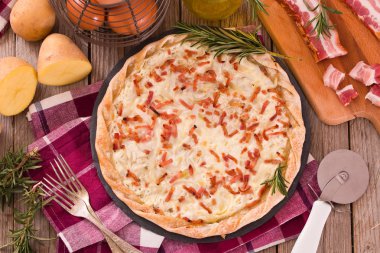 Peynir ve pastırmalı tart..