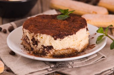 Beyaz çanak üzerinde mascarpone peyniri ile Tiramisu.