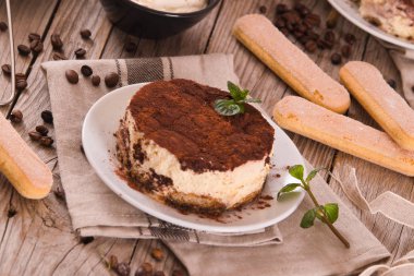 Beyaz çanak üzerinde mascarpone peyniri ile Tiramisu.