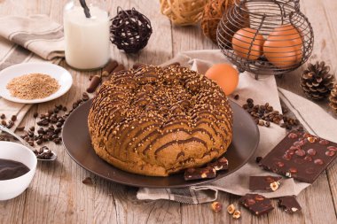 Çikolata kahve kek üzerine ahşap masa.