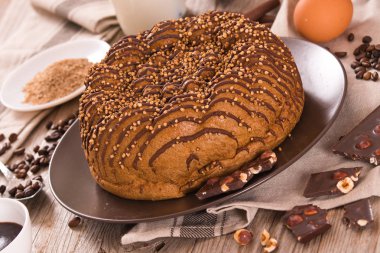 Çikolata kahve kek üzerine ahşap masa.