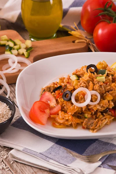 Gyros Reisgericht Mit Gemüse Auf Weißem Teller — Stockfoto