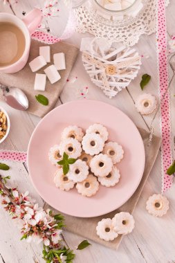 Ahşap masada buzlanma şekeri ile canestrelli bisküvi.