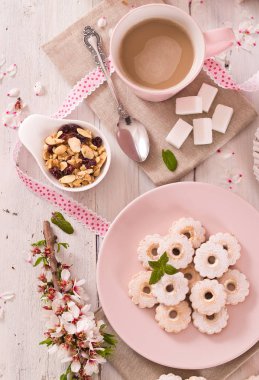 Ahşap masada buzlanma şekeri ile canestrelli bisküvi.