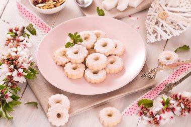 Ahşap masada buzlanma şekeri ile canestrelli bisküvi.