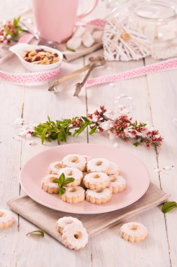 Ahşap masada buzlanma şekeri ile canestrelli bisküvi.