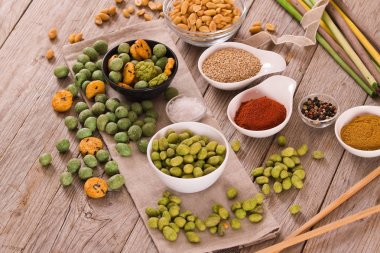 Ahşap masada baharat ile Wasabi kaplı fıstık.