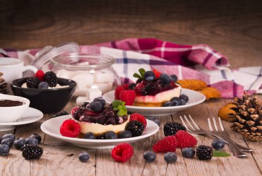 Karışık Meyveli ile Cheesecakes.