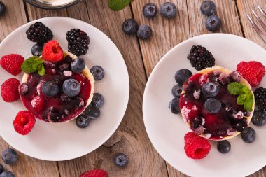 Karışık Meyveli ile Cheesecakes.