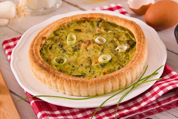 Puerro Quiche Plato Blanco —  Fotos de Stock