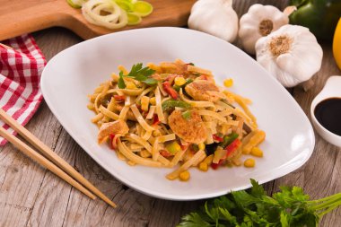 Bami goreng beyaz tabak sebze ile.