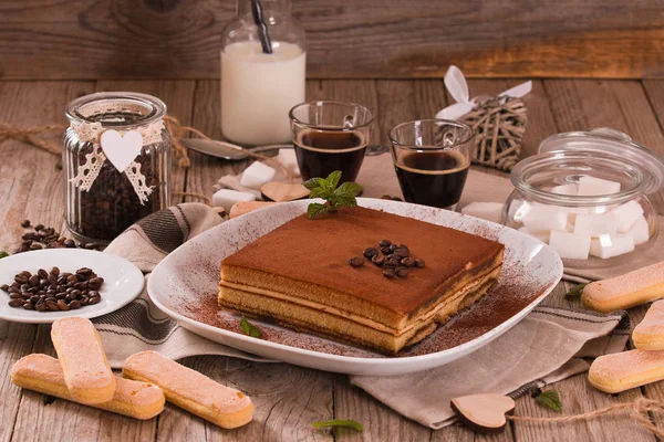 Tiramisu Torta Kávébab Fehér Edénybe — Stock Fotó