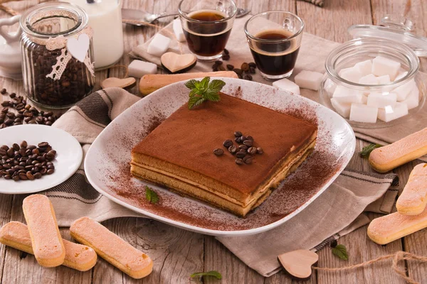 提拉米苏蛋糕与咖啡豆在白色盘 — 图库照片