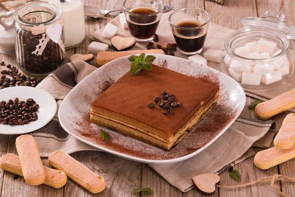 Tiramisu Torta Kávébab Fehér Edénybe — Stock Fotó